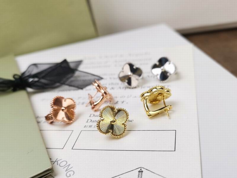 Van Cleef & Arpels earring 12yxq18